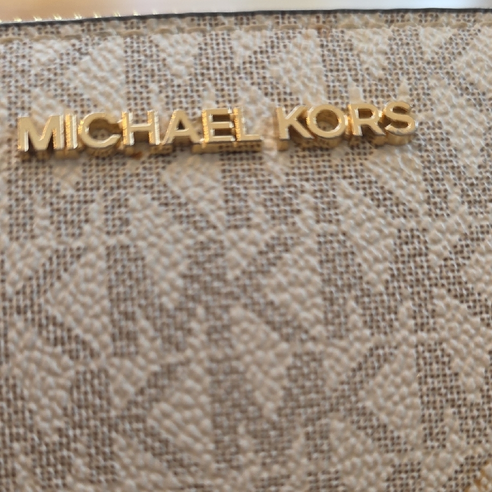 Michael Kors Monogram Tan Wallet - Picture 2 of 10